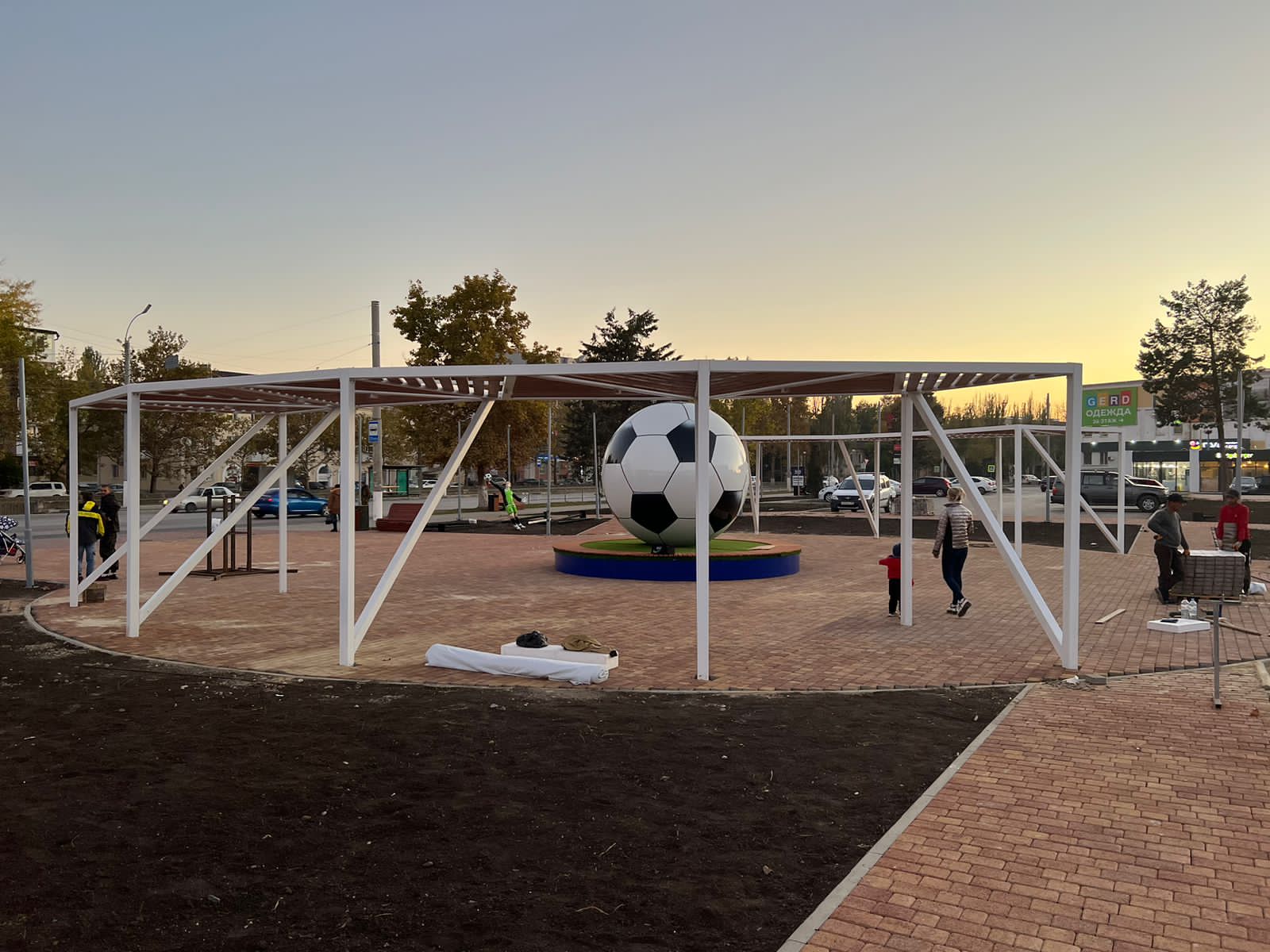 Стеклопластиковые фигуры футболистов и МАФы на стадион Динамо - фото 9