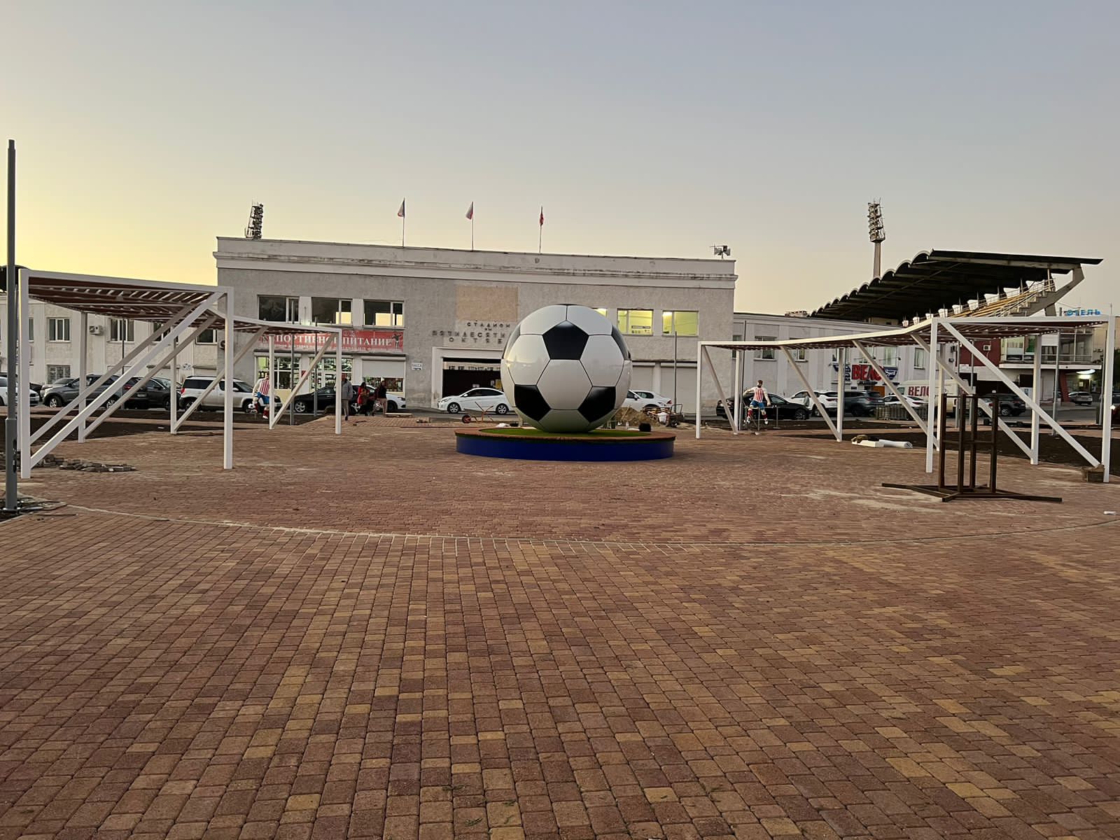 Стеклопластиковые фигуры футболистов и МАФы на стадион Динамо - фото 14