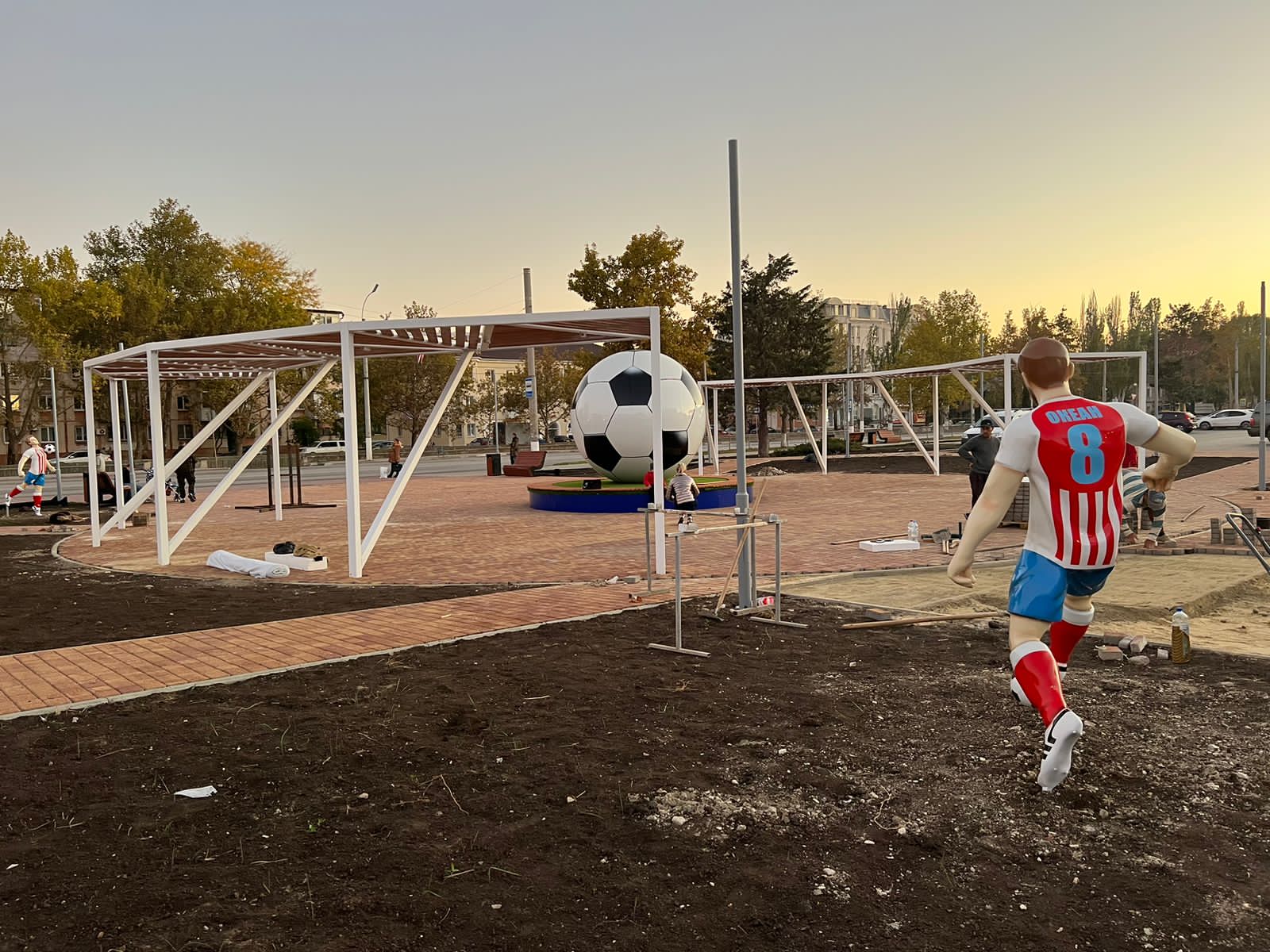 Стеклопластиковые фигуры футболистов и МАФы на стадион Динамо - фото 15