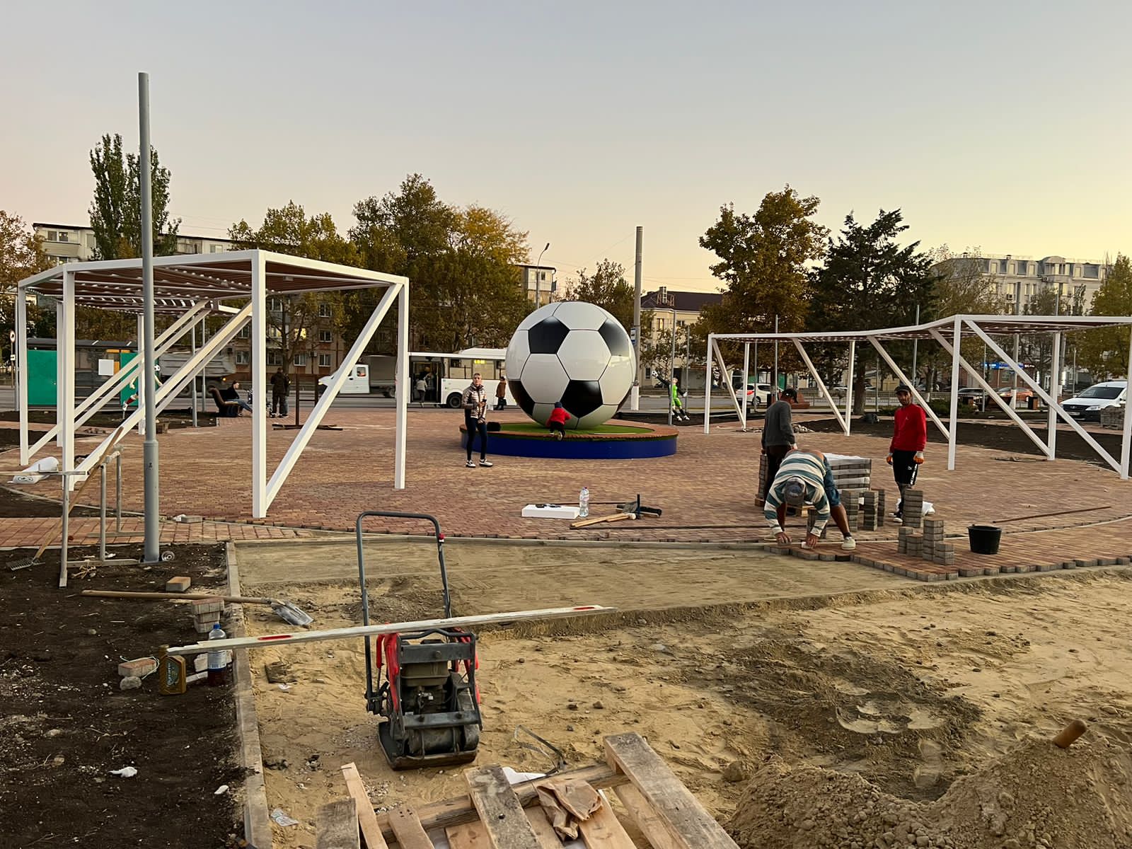 Стеклопластиковые фигуры футболистов и МАФы на стадион Динамо - фото 18