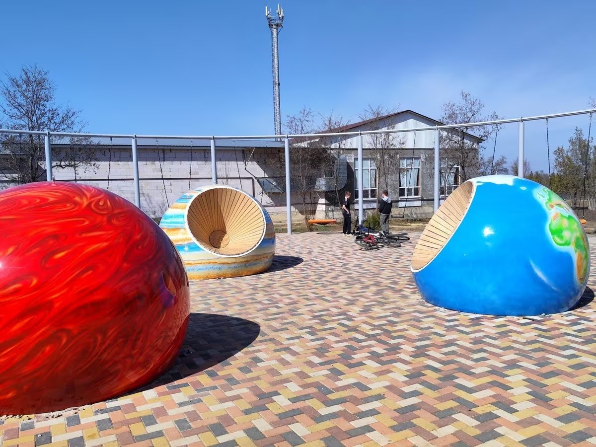 Световые-стеклопластиковые фигуры Планет в Скейтпарк Световые-стеклопластиковые фигуры Планет в Скейтпарк - фото 1