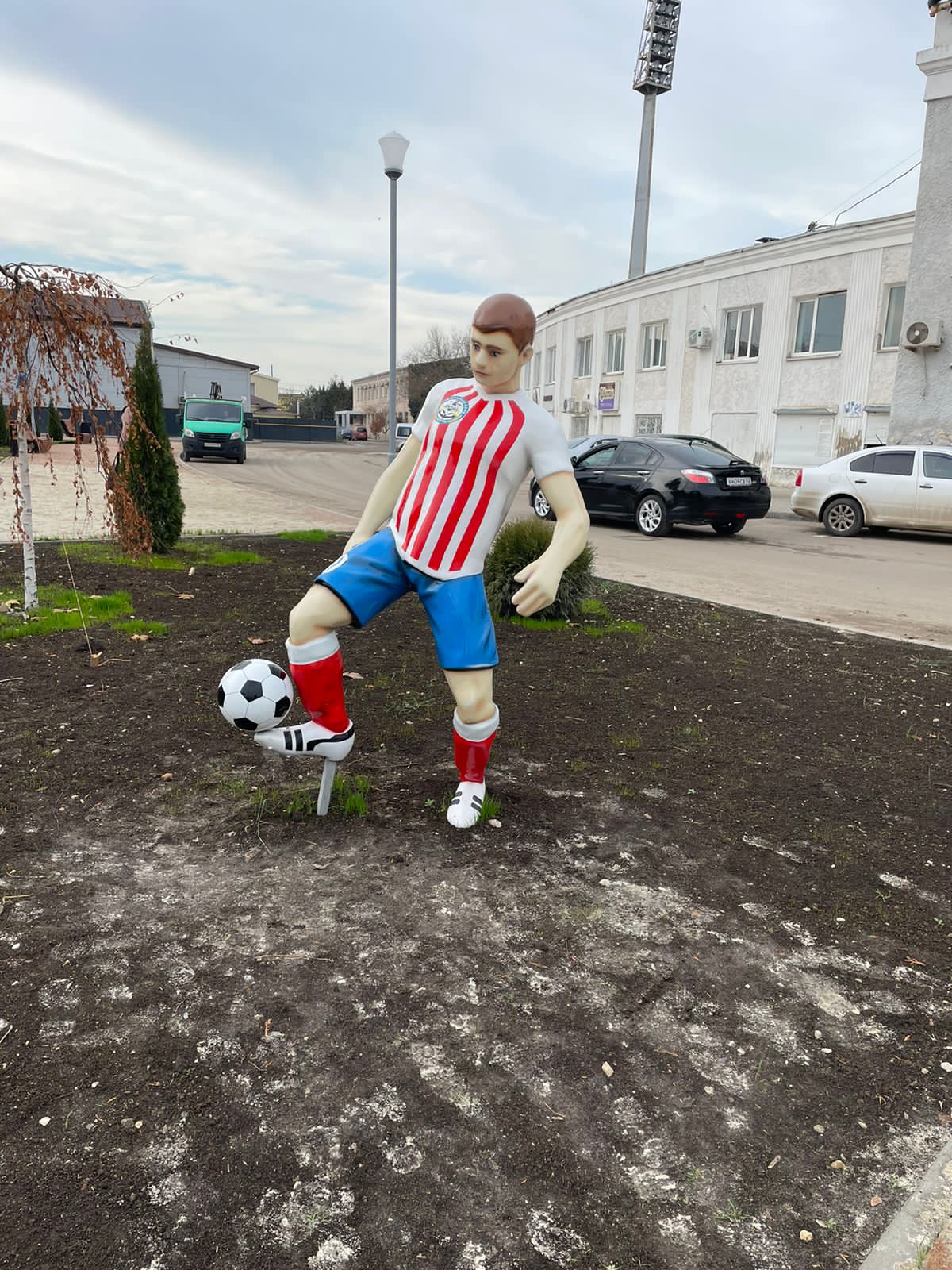 Стеклопластиковые фигуры футболистов и МАФы на стадион Динамо - фото 16