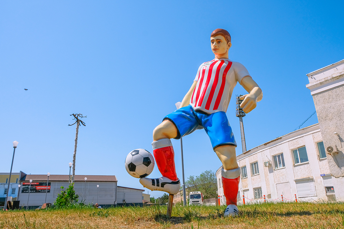 Стеклопластиковые фигуры футболистов и МАФы на стадион Динамо - фото 39