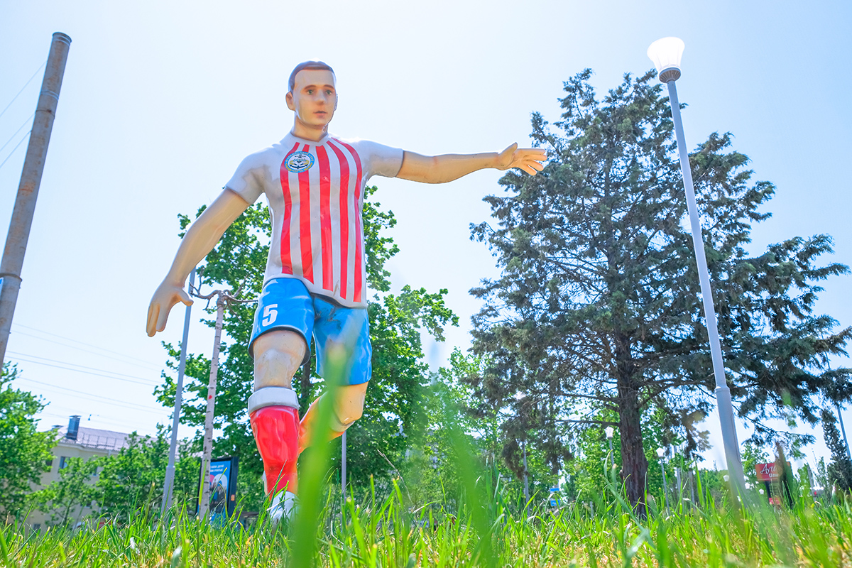 Стеклопластиковые фигуры футболистов и МАФы на стадион Динамо - фото 40