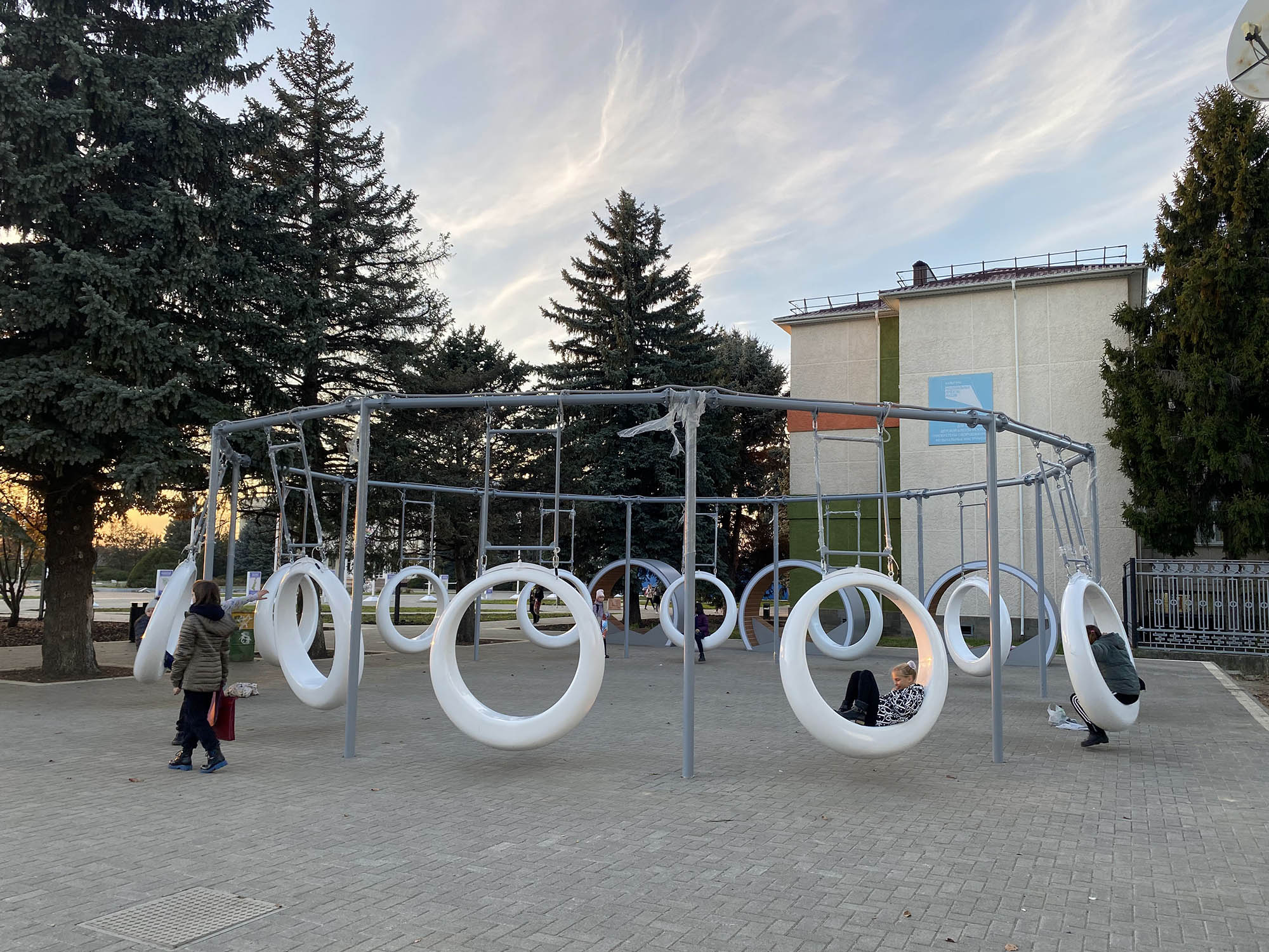 Качели и световые скамейки Качели и световые скамейки - фото 1