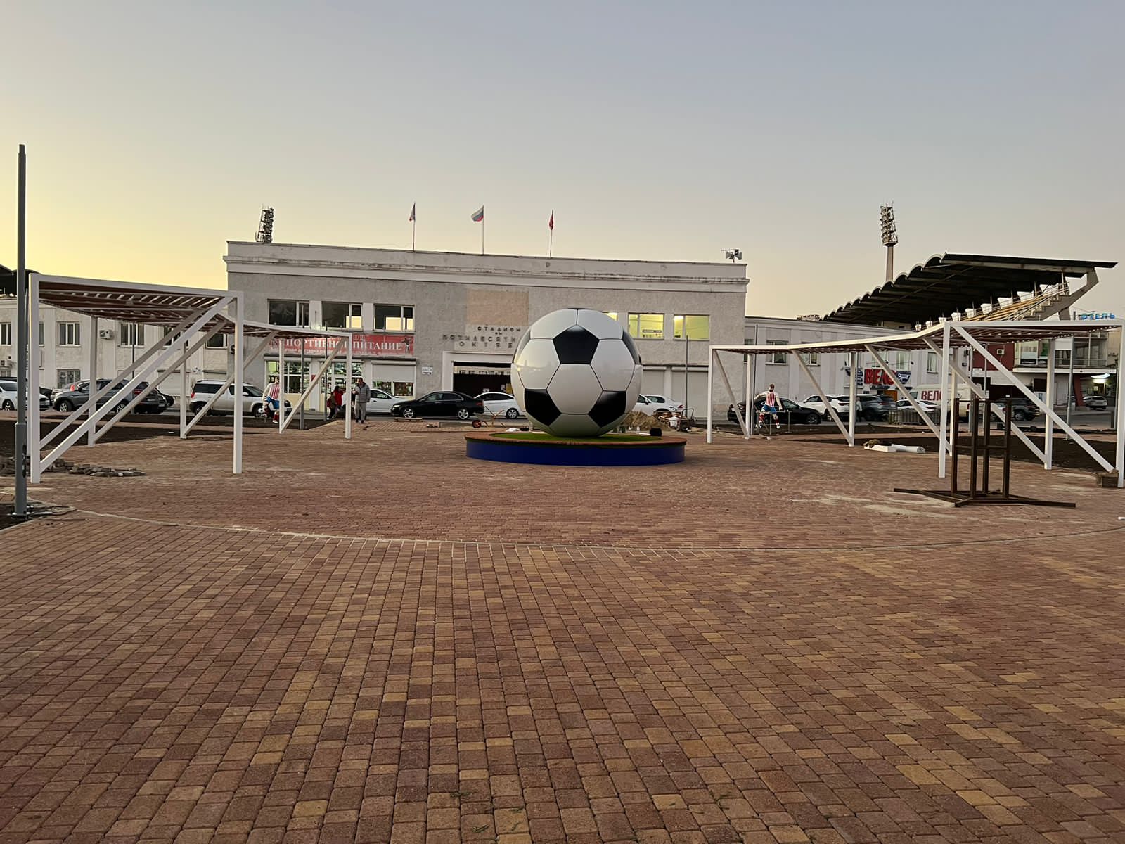 Стеклопластиковые фигуры футболистов и МАФы на стадион Динамо - фото 23